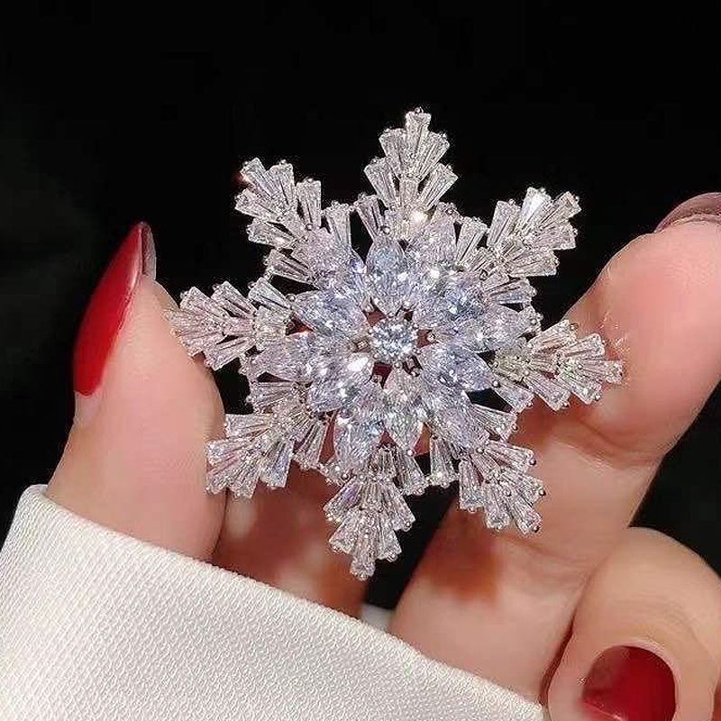 ❄️✨ Crystal Snowflake Brooch