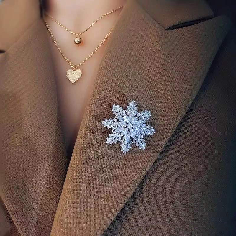 ❄️✨ Crystal Snowflake Brooch